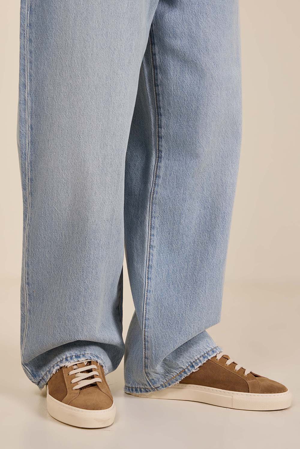 תמונת כל הלוק של נעלי סניקרס